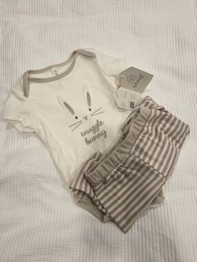 NWT Comfy Snuggle Bunny Matching Baby Set